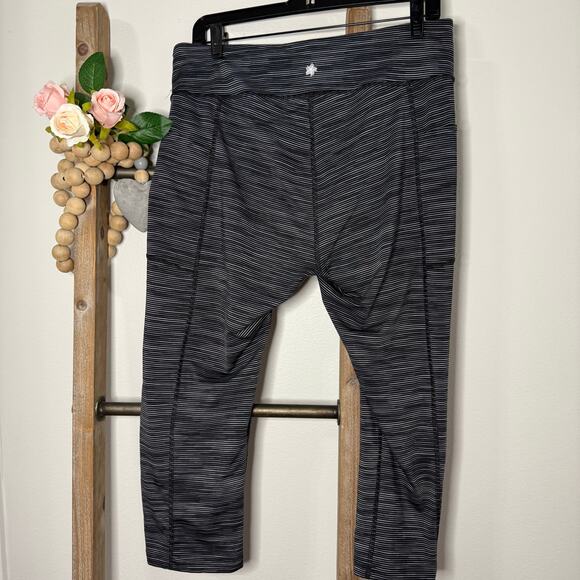 Tek‎ Gear Black White Stripe Cropped Leggings Size XX Large - Picture 4 of 7